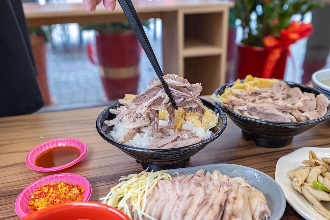 酉金鵝 興大店，最新台中美食報到！開幕期間全店 9 折起，超香無骨鵝肉飯、獨門涼拌小菜一吃上癮，必吃 2026 台中小吃推薦