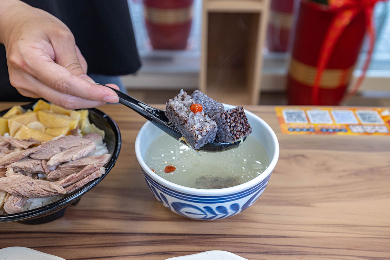 酉金鵝 興大店，最新台中美食報到！開幕期間全店 9 折起，超香無骨鵝肉飯、獨門涼拌小菜一吃上癮，必吃 2026 台中小吃推薦