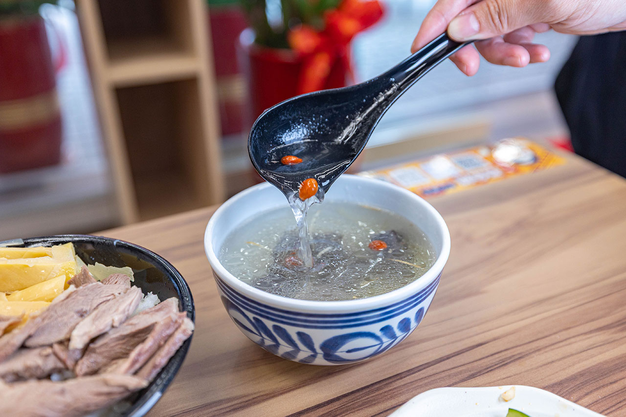 酉金鵝 興大店，最新台中美食報到！開幕期間全店 9 折起，超香無骨鵝肉飯、獨門涼拌小菜一吃上癮，必吃 2026 台中小吃推薦