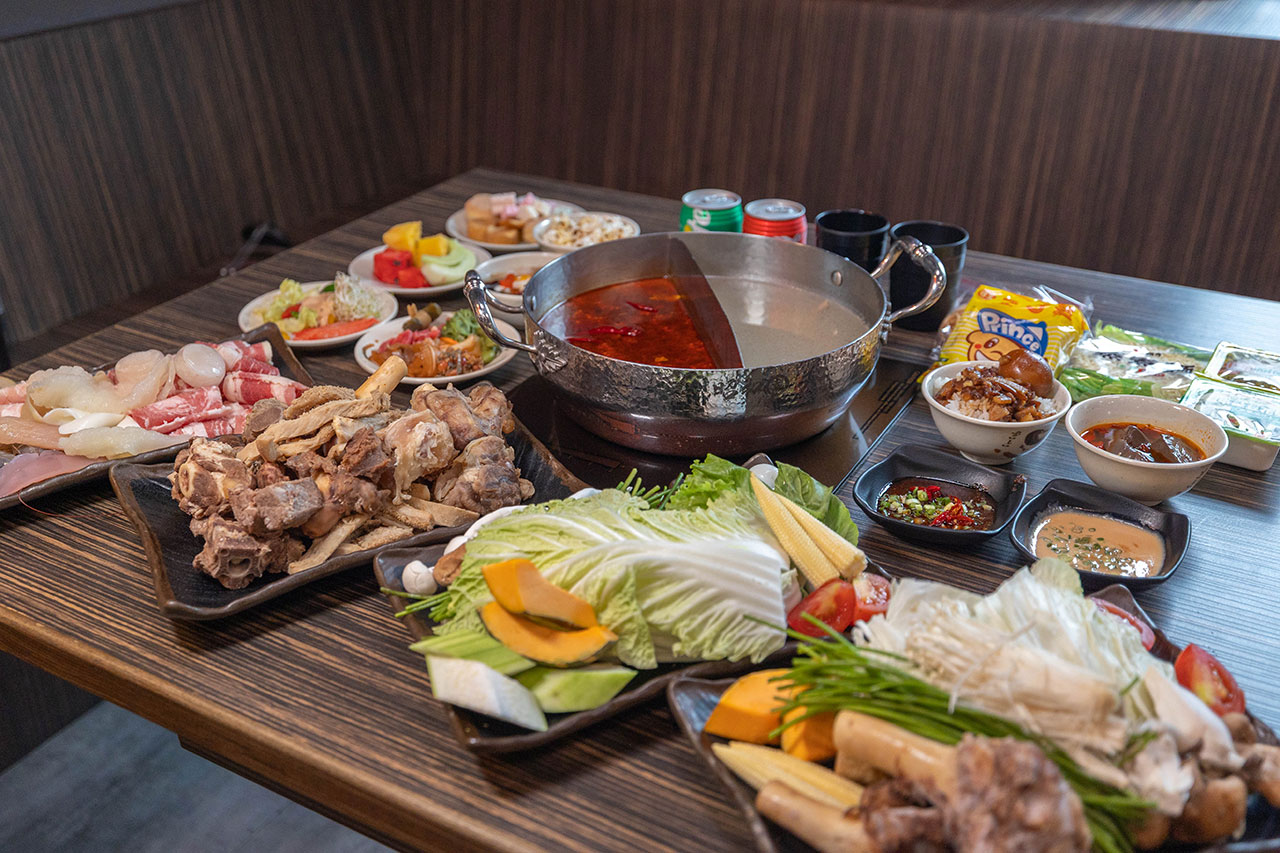 牛羊爭霸 八德店｜肉控必訪超狂桃園吃到飽火鍋，將近100樣食材牛豬羊海鮮一次吃個夠！ 還有甜點冰品自助吧，桃園八德羊肉爐推薦！
