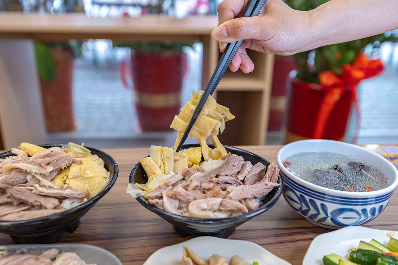 酉金鵝 興大店，最新台中美食報到！開幕期間全店 9 折起，超香無骨鵝肉飯、獨門涼拌小菜一吃上癮，必吃 2026 台中小吃推薦