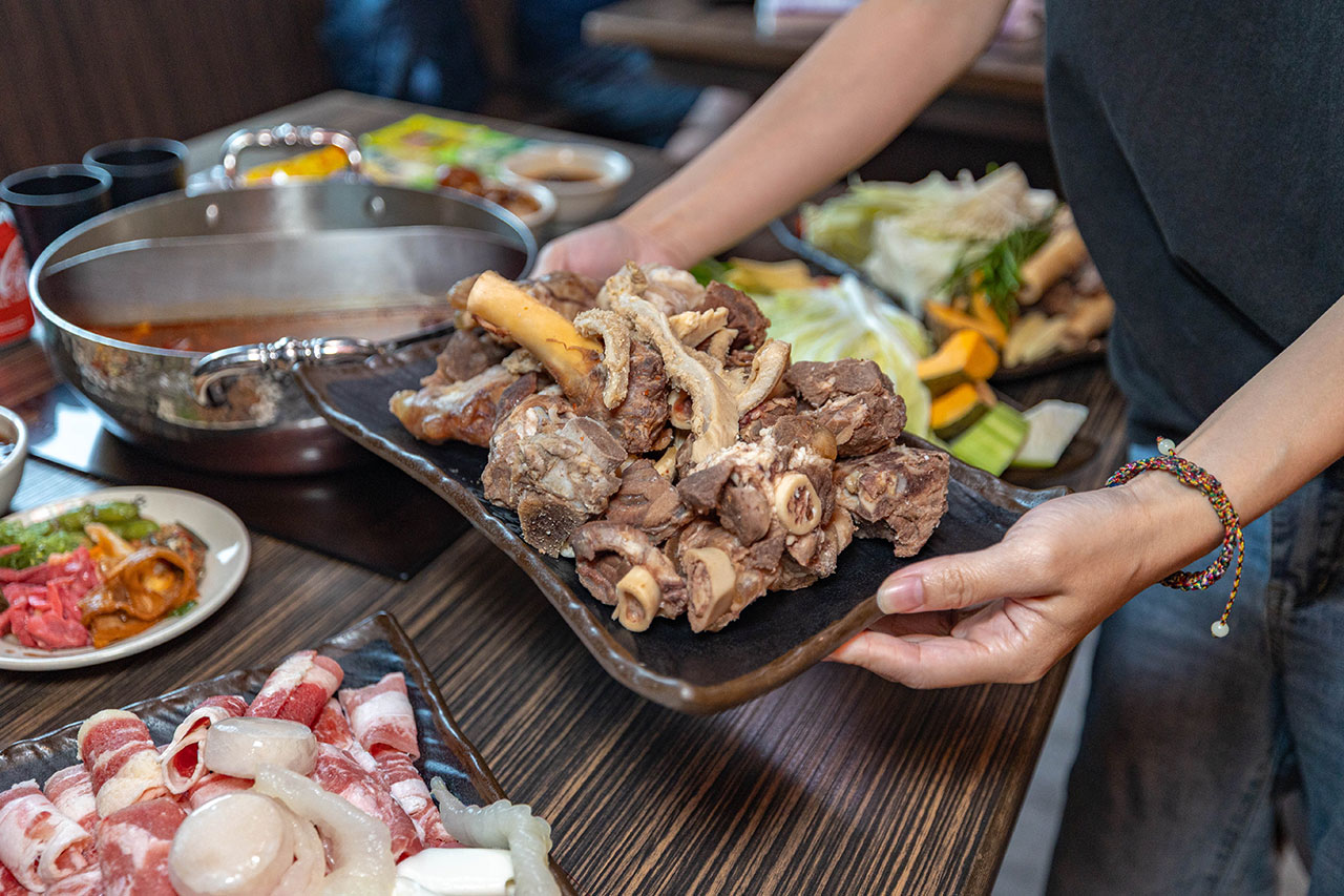 牛羊爭霸 八德店｜肉控必訪超狂桃園吃到飽火鍋，將近100樣食材牛豬羊海鮮一次吃個夠！ 還有甜點冰品自助吧，桃園八德羊肉爐推薦！