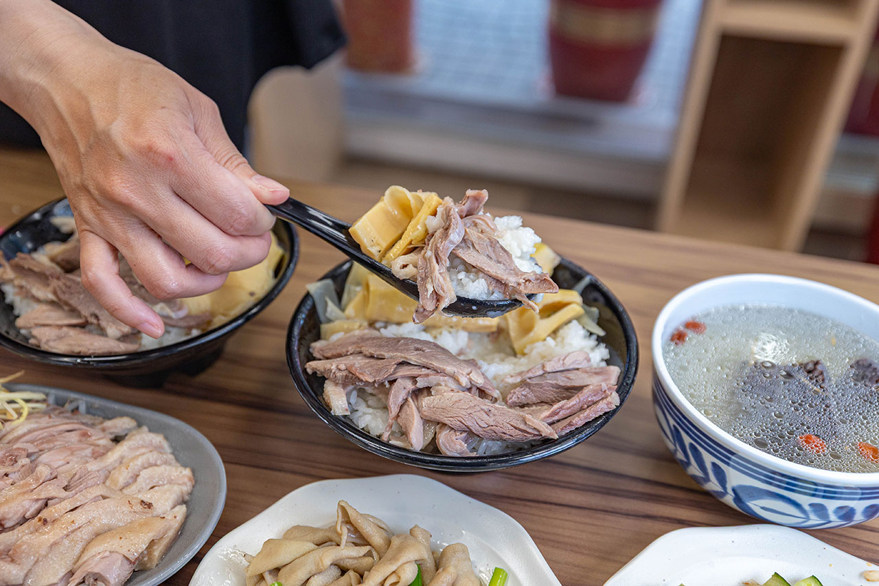 酉金鵝 興大店，最新台中美食報到！開幕期間全店 9 折起，超香無骨鵝肉飯、獨門涼拌小菜一吃上癮，必吃 2026 台中小吃推薦