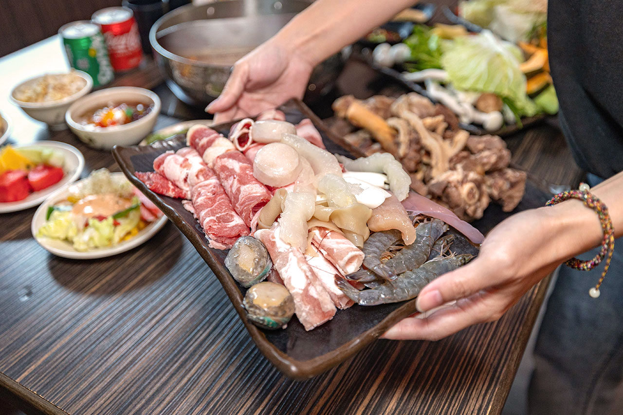 牛羊爭霸 八德店｜肉控必訪超狂桃園吃到飽火鍋，將近100樣食材牛豬羊海鮮一次吃個夠！ 還有甜點冰品自助吧，桃園八德羊肉爐推薦！
