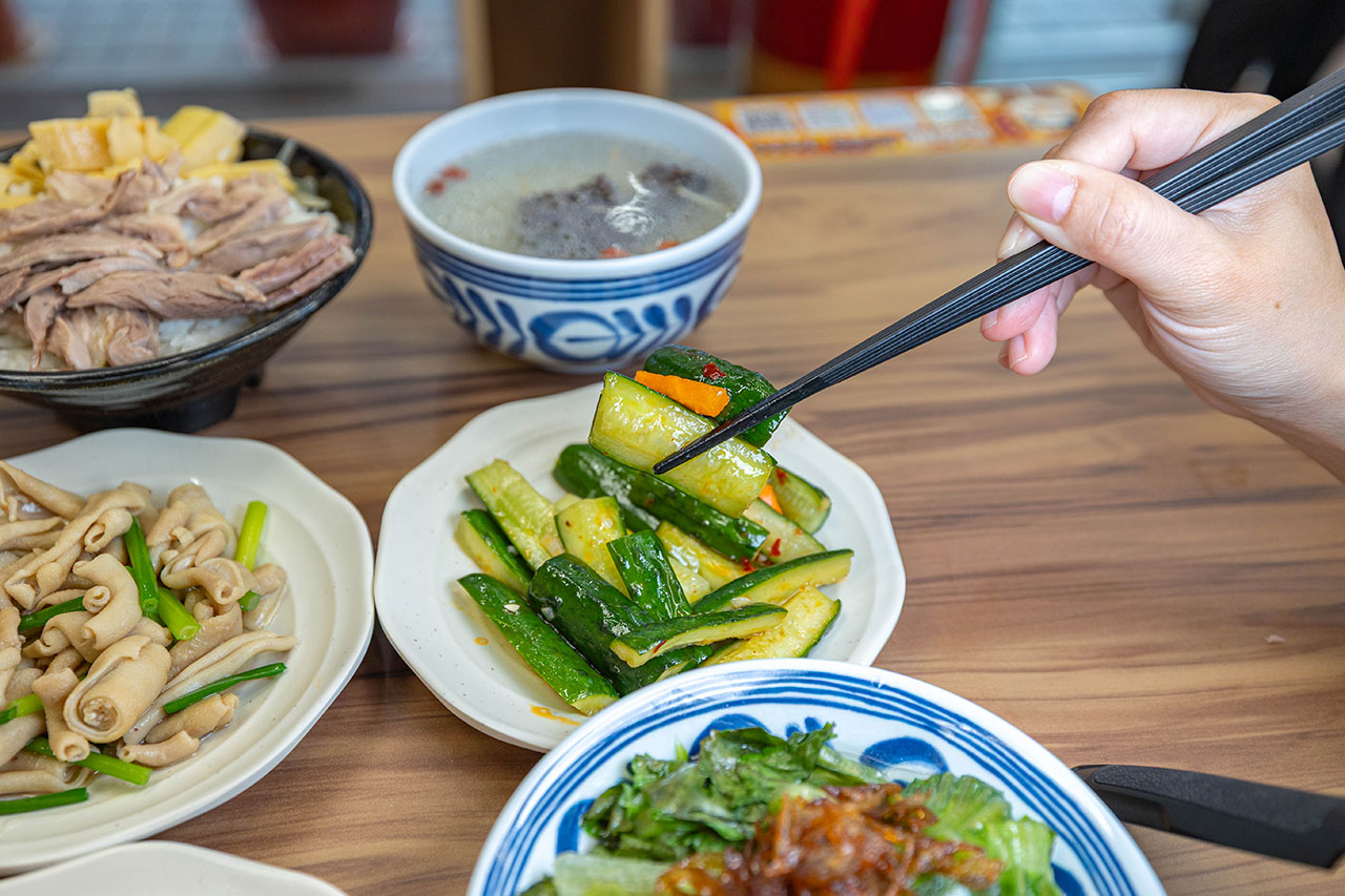 酉金鵝 興大店，最新台中美食報到！開幕期間全店 9 折起，超香無骨鵝肉飯、獨門涼拌小菜一吃上癮，必吃 2026 台中小吃推薦