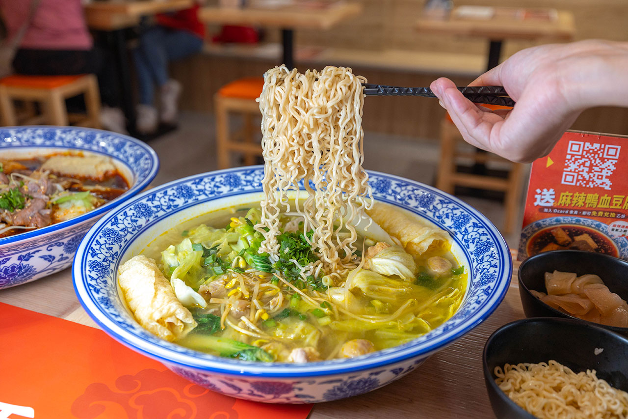 冒香香一中店，比臉大巨無霸川菜鍋物，紅油冒菜鍋香辣湯底14豐富配料讓你一次大飽口福，台中北區美食推薦