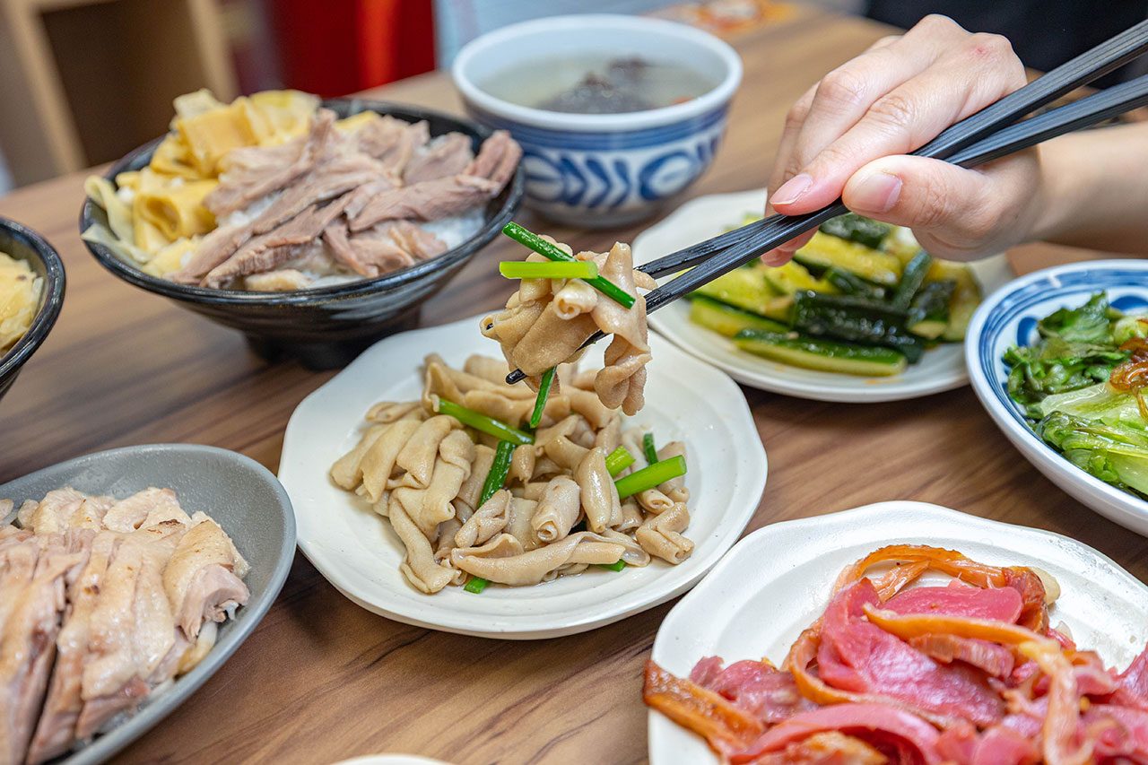 酉金鵝 興大店，最新台中美食報到！開幕期間全店 9 折起，超香無骨鵝肉飯、獨門涼拌小菜一吃上癮，必吃 2026 台中小吃推薦