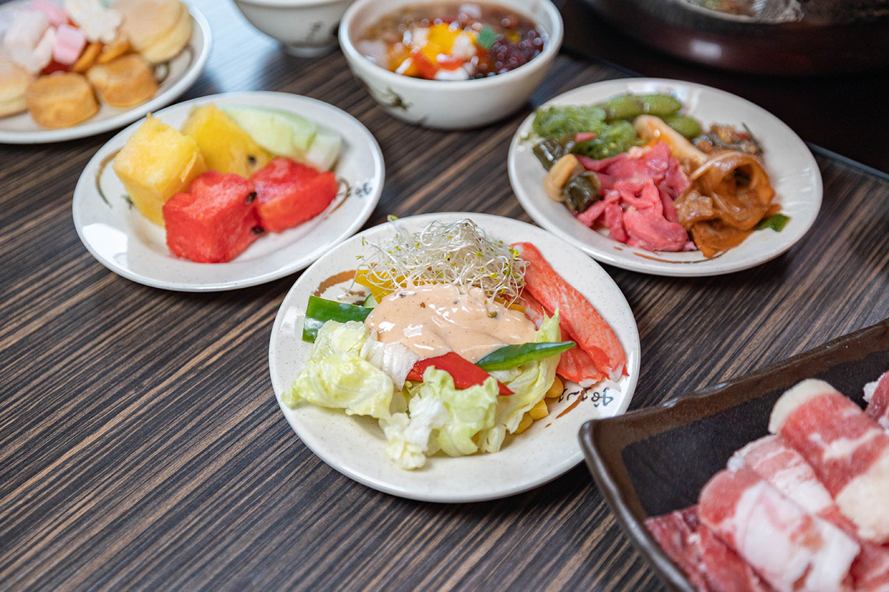 牛羊爭霸 八德店｜肉控必訪超狂桃園吃到飽火鍋，將近100樣食材牛豬羊海鮮一次吃個夠！ 還有甜點冰品自助吧，桃園八德羊肉爐推薦！