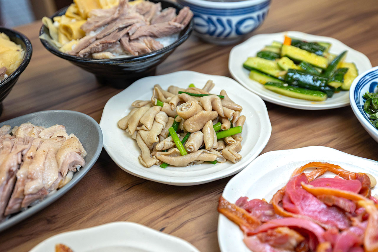 酉金鵝 興大店，最新台中美食報到！開幕期間全店 9 折起，超香無骨鵝肉飯、獨門涼拌小菜一吃上癮，必吃 2026 台中小吃推薦