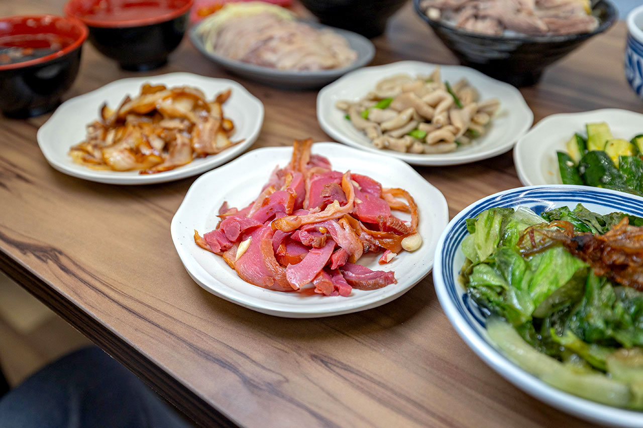 酉金鵝 興大店，最新台中美食報到！開幕期間全店 9 折起，超香無骨鵝肉飯、獨門涼拌小菜一吃上癮，必吃 2026 台中小吃推薦