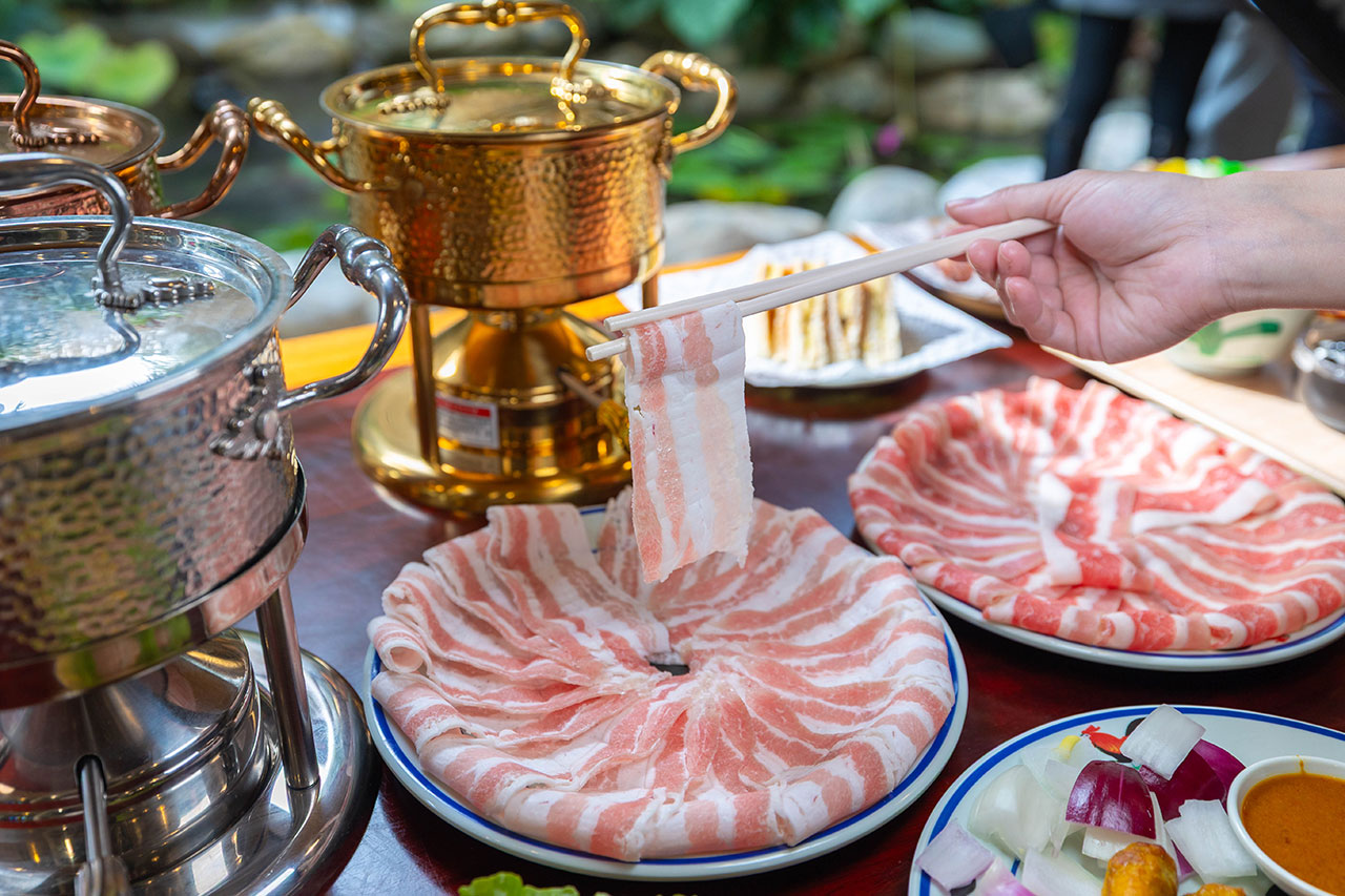 來馬食光｜苗栗親子餐廳推薦，超豐盛南洋料理冬季限定鍋物，南洋甜點下午茶美食吃到爽，2026頭份火鍋推薦！