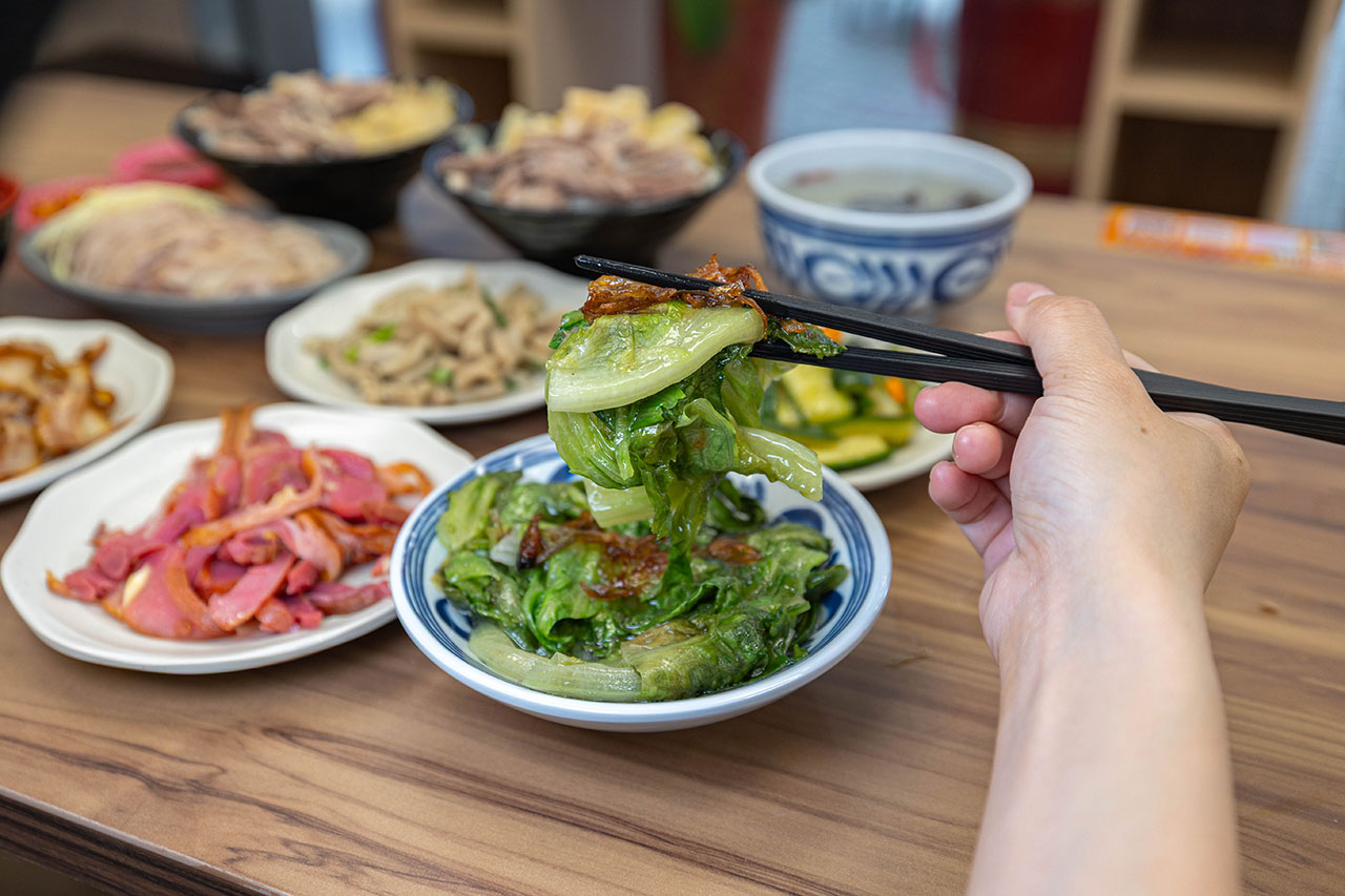 酉金鵝 興大店，最新台中美食報到！開幕期間全店 9 折起，超香無骨鵝肉飯、獨門涼拌小菜一吃上癮，必吃 2026 台中小吃推薦