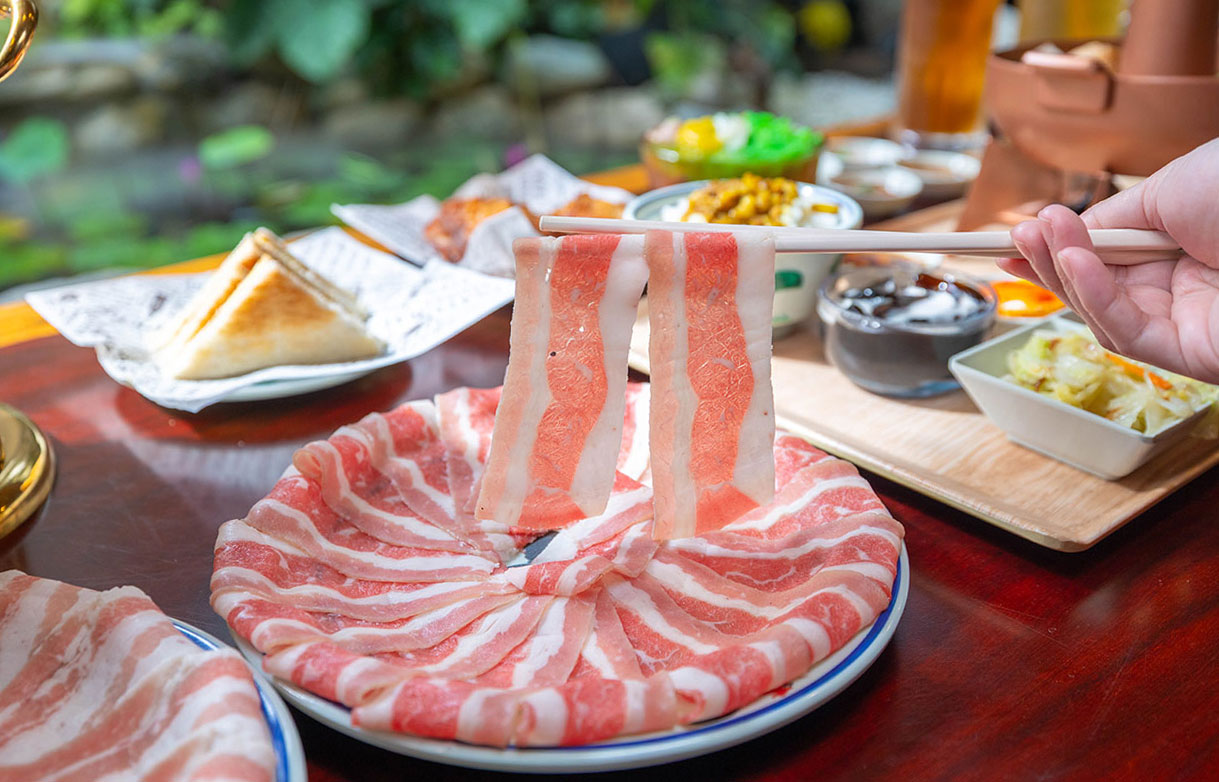 來馬食光｜苗栗親子餐廳推薦，超豐盛南洋料理冬季限定鍋物，南洋甜點下午茶美食吃到爽，2026頭份火鍋推薦！