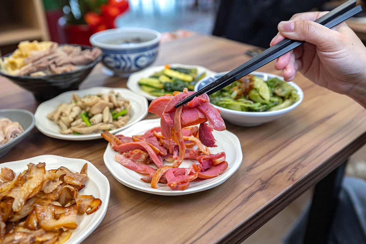 酉金鵝 興大店，最新台中美食報到！開幕期間全店 9 折起，超香無骨鵝肉飯、獨門涼拌小菜一吃上癮，必吃 2026 台中小吃推薦