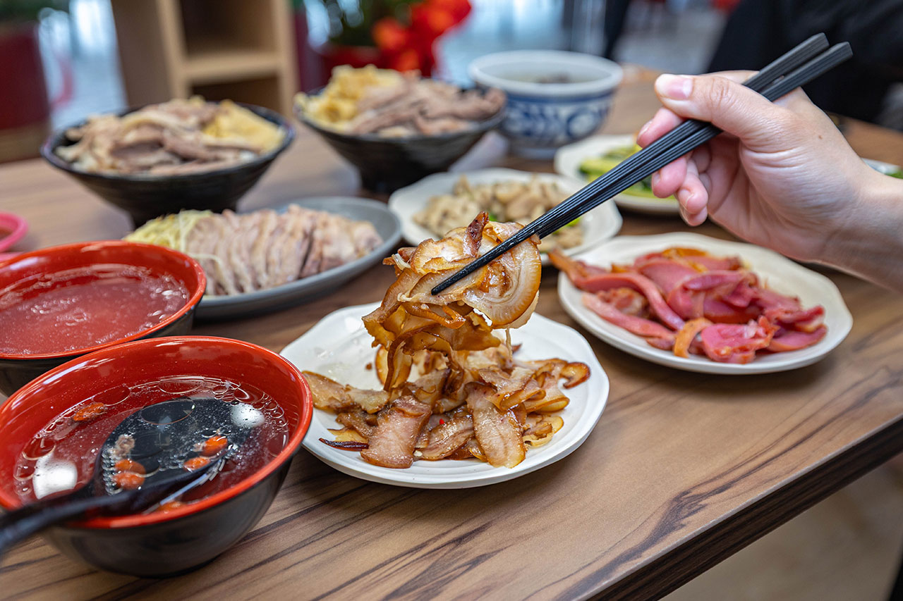 酉金鵝 興大店，最新台中美食報到！開幕期間全店 9 折起，超香無骨鵝肉飯、獨門涼拌小菜一吃上癮，必吃 2026 台中小吃推薦