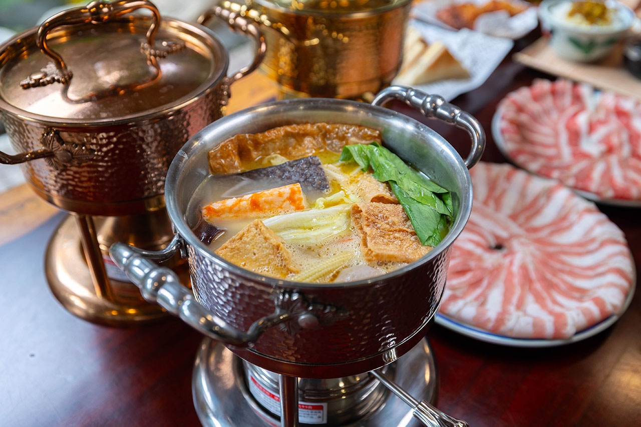 來馬食光｜苗栗親子餐廳推薦，超豐盛南洋料理冬季限定鍋物，南洋甜點下午茶美食吃到爽，2026頭份火鍋推薦！