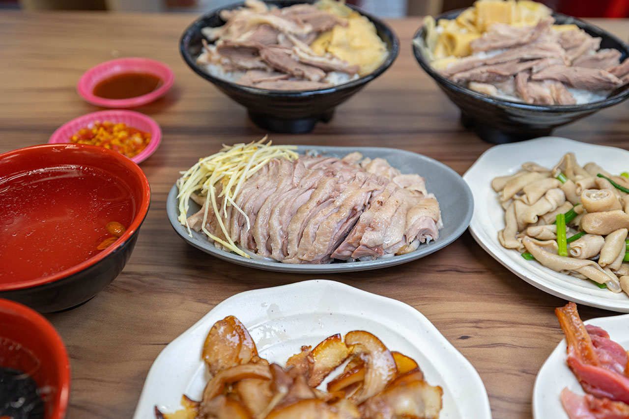 酉金鵝 興大店，最新台中美食報到！開幕期間全店 9 折起，超香無骨鵝肉飯、獨門涼拌小菜一吃上癮，必吃 2026 台中小吃推薦