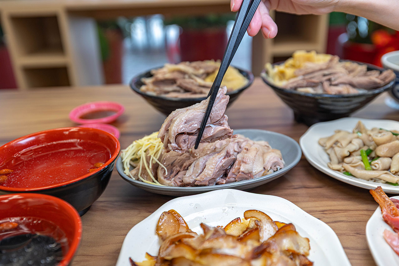 酉金鵝 興大店，最新台中美食報到！開幕期間全店 9 折起，超香無骨鵝肉飯、獨門涼拌小菜一吃上癮，必吃 2026 台中小吃推薦