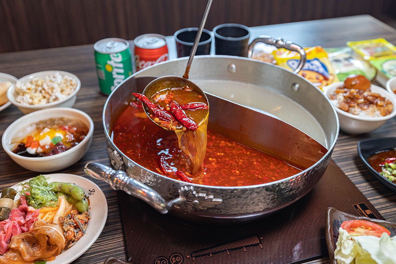 牛羊爭霸 八德店｜肉控必訪超狂桃園吃到飽火鍋，將近100樣食材牛豬羊海鮮一次吃個夠！ 還有甜點冰品自助吧，桃園八德羊肉爐推薦！