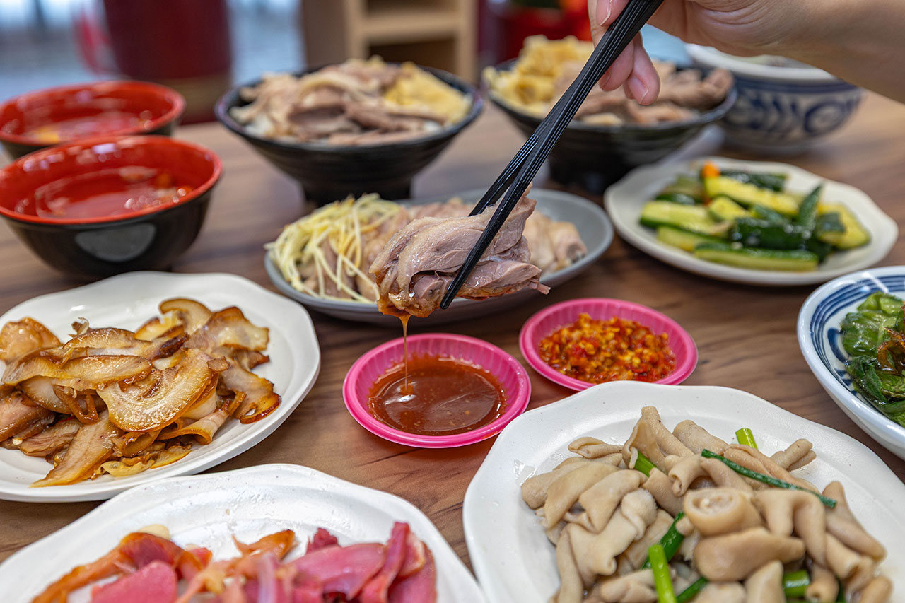 酉金鵝 興大店，最新台中美食報到！開幕期間全店 9 折起，超香無骨鵝肉飯、獨門涼拌小菜一吃上癮，必吃 2026 台中小吃推薦