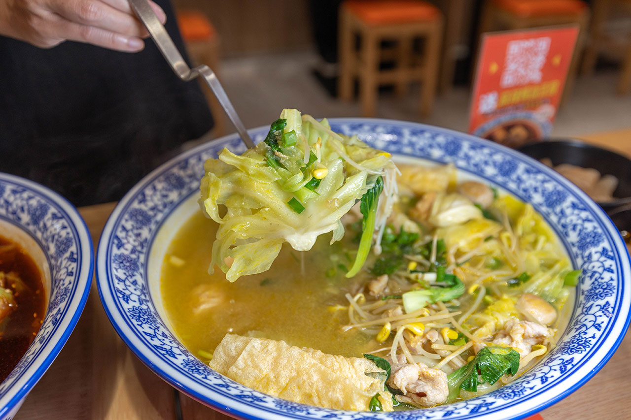 冒香香一中店，比臉大巨無霸川菜鍋物，紅油冒菜鍋香辣湯底14豐富配料讓你一次大飽口福，台中北區美食推薦