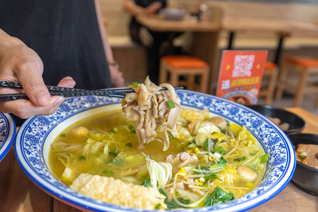 冒香香一中店，比臉大巨無霸川菜鍋物，紅油冒菜鍋香辣湯底14豐富配料讓你一次大飽口福，台中北區美食推薦