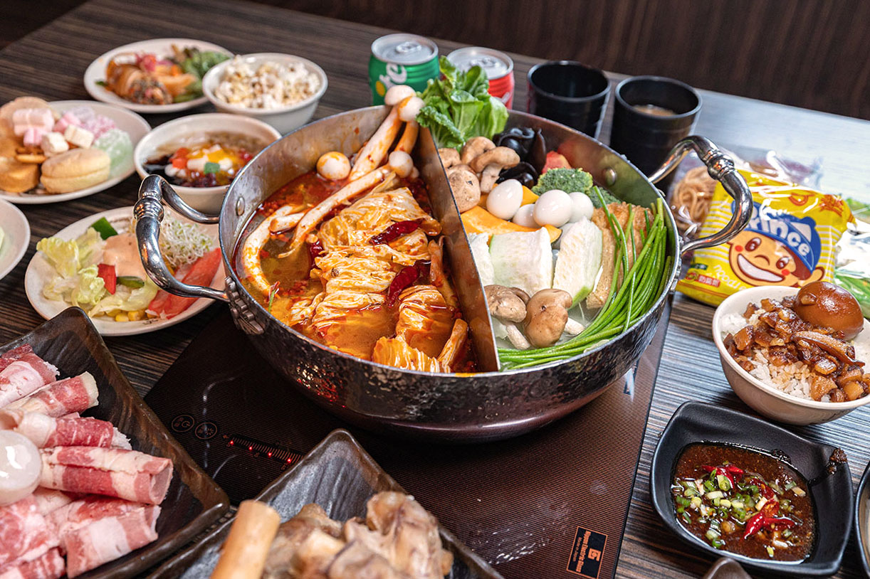 牛羊爭霸 八德店｜肉控必訪超狂桃園吃到飽火鍋，將近100樣食材牛豬羊海鮮一次吃個夠！ 還有甜點冰品自助吧，桃園八德羊肉爐推薦！