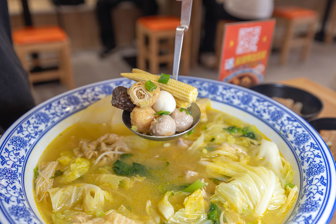 冒香香一中店，比臉大巨無霸川菜鍋物，紅油冒菜鍋香辣湯底14豐富配料讓你一次大飽口福，台中北區美食推薦