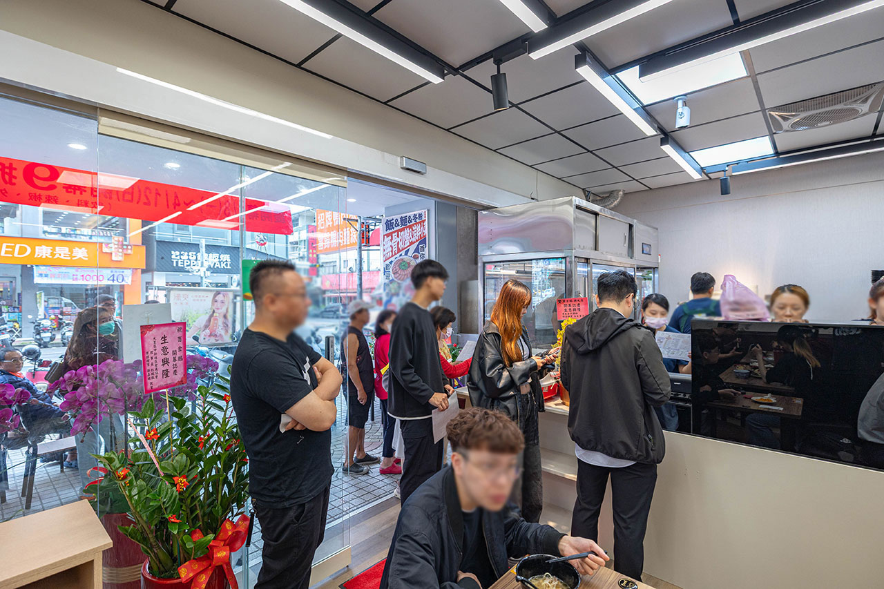 酉金鵝 興大店，最新台中美食報到！開幕期間全店 9 折起，超香無骨鵝肉飯、獨門涼拌小菜一吃上癮，必吃 2026 台中小吃推薦