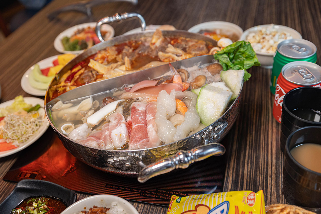 牛羊爭霸 八德店｜肉控必訪超狂桃園吃到飽火鍋，將近100樣食材牛豬羊海鮮一次吃個夠！ 還有甜點冰品自助吧，桃園八德羊肉爐推薦！