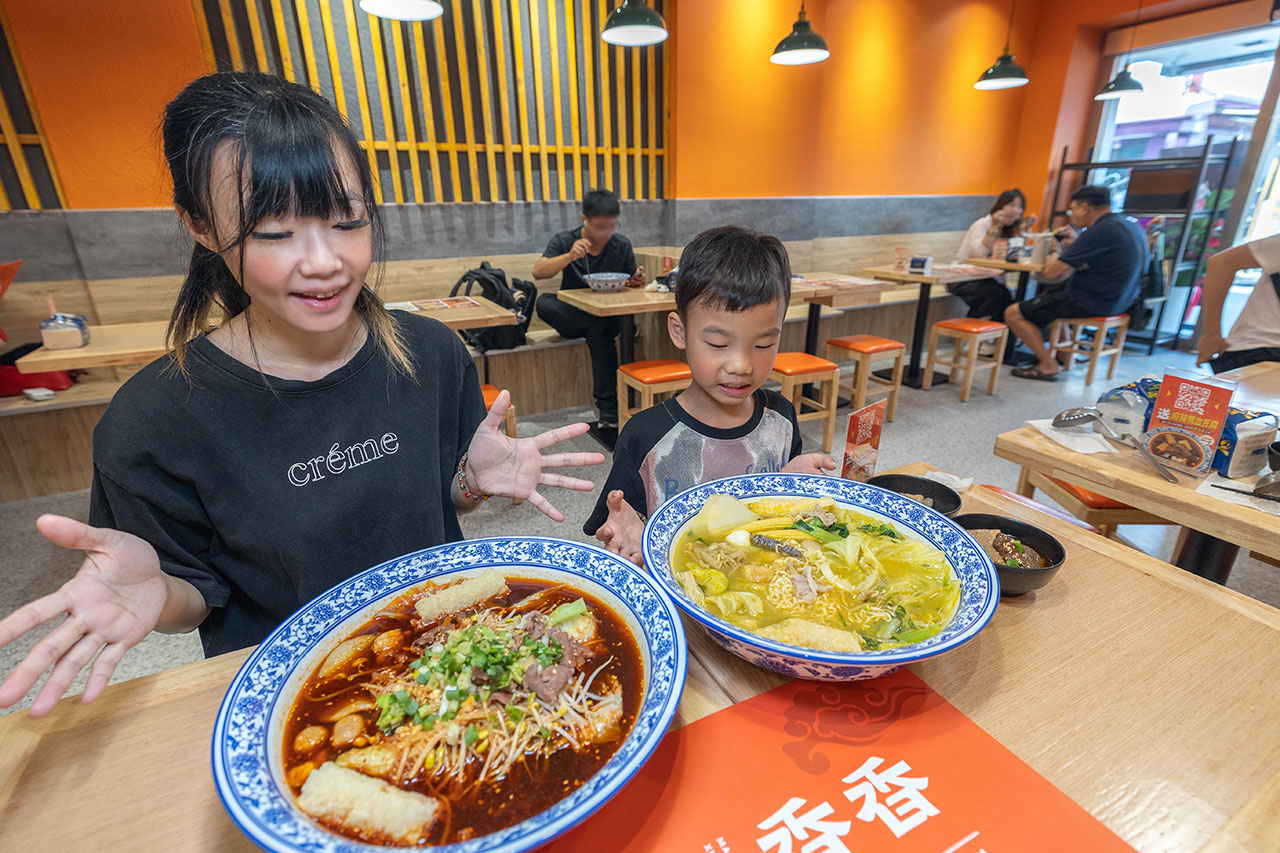 冒香香一中店，比臉大巨無霸川菜鍋物，紅油冒菜鍋香辣湯底14豐富配料讓你一次大飽口福，台中北區美食推薦