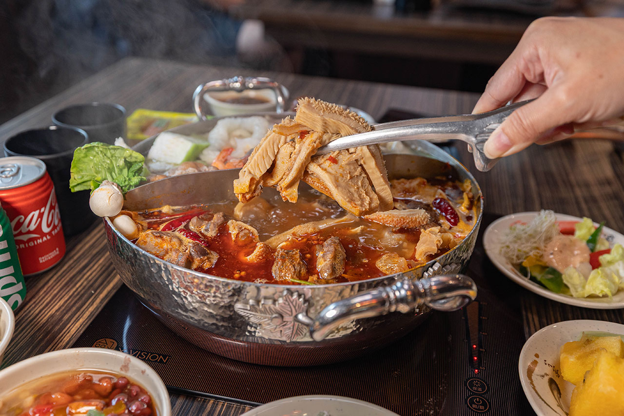 牛羊爭霸 八德店｜肉控必訪超狂桃園吃到飽火鍋，將近100樣食材牛豬羊海鮮一次吃個夠！ 還有甜點冰品自助吧，桃園八德羊肉爐推薦！