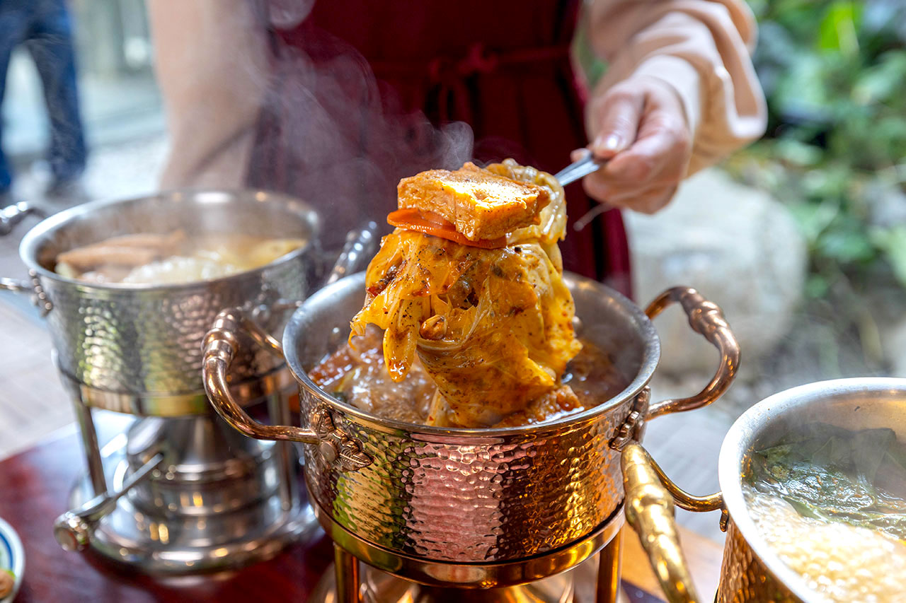 來馬食光｜苗栗親子餐廳推薦，超豐盛南洋料理冬季限定鍋物，南洋甜點下午茶美食吃到爽，2026頭份火鍋推薦！