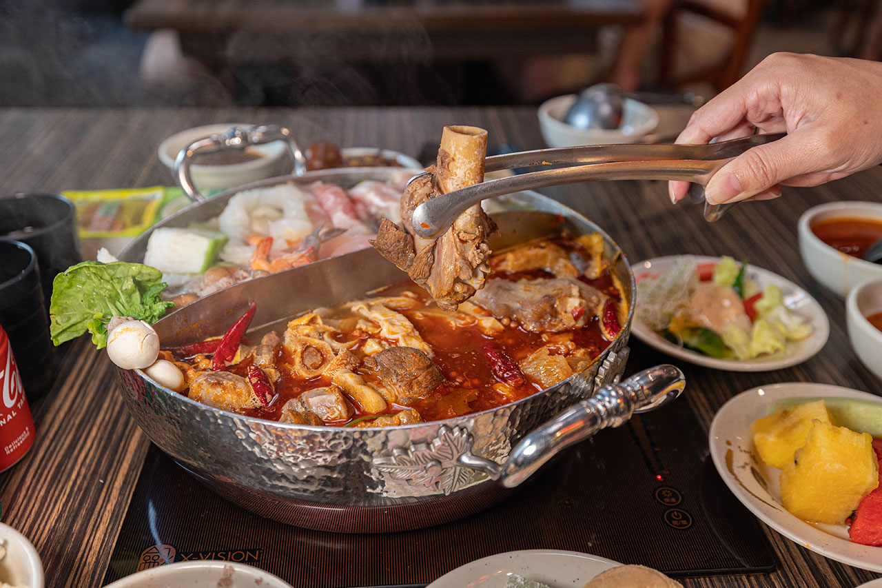 牛羊爭霸 八德店｜肉控必訪超狂桃園吃到飽火鍋，將近100樣食材牛豬羊海鮮一次吃個夠！ 還有甜點冰品自助吧，桃園八德羊肉爐推薦！