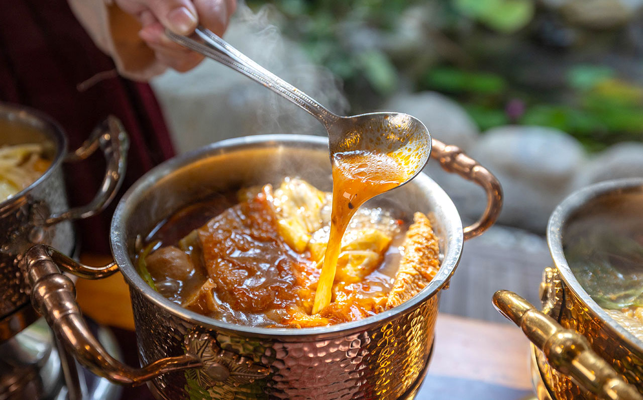 來馬食光｜苗栗親子餐廳推薦，超豐盛南洋料理冬季限定鍋物，南洋甜點下午茶美食吃到爽，2026頭份火鍋推薦！