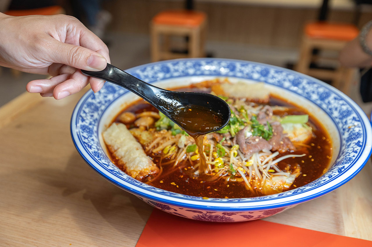 冒香香一中店，比臉大巨無霸川菜鍋物，紅油冒菜鍋香辣湯底14豐富配料讓你一次大飽口福，台中北區美食推薦