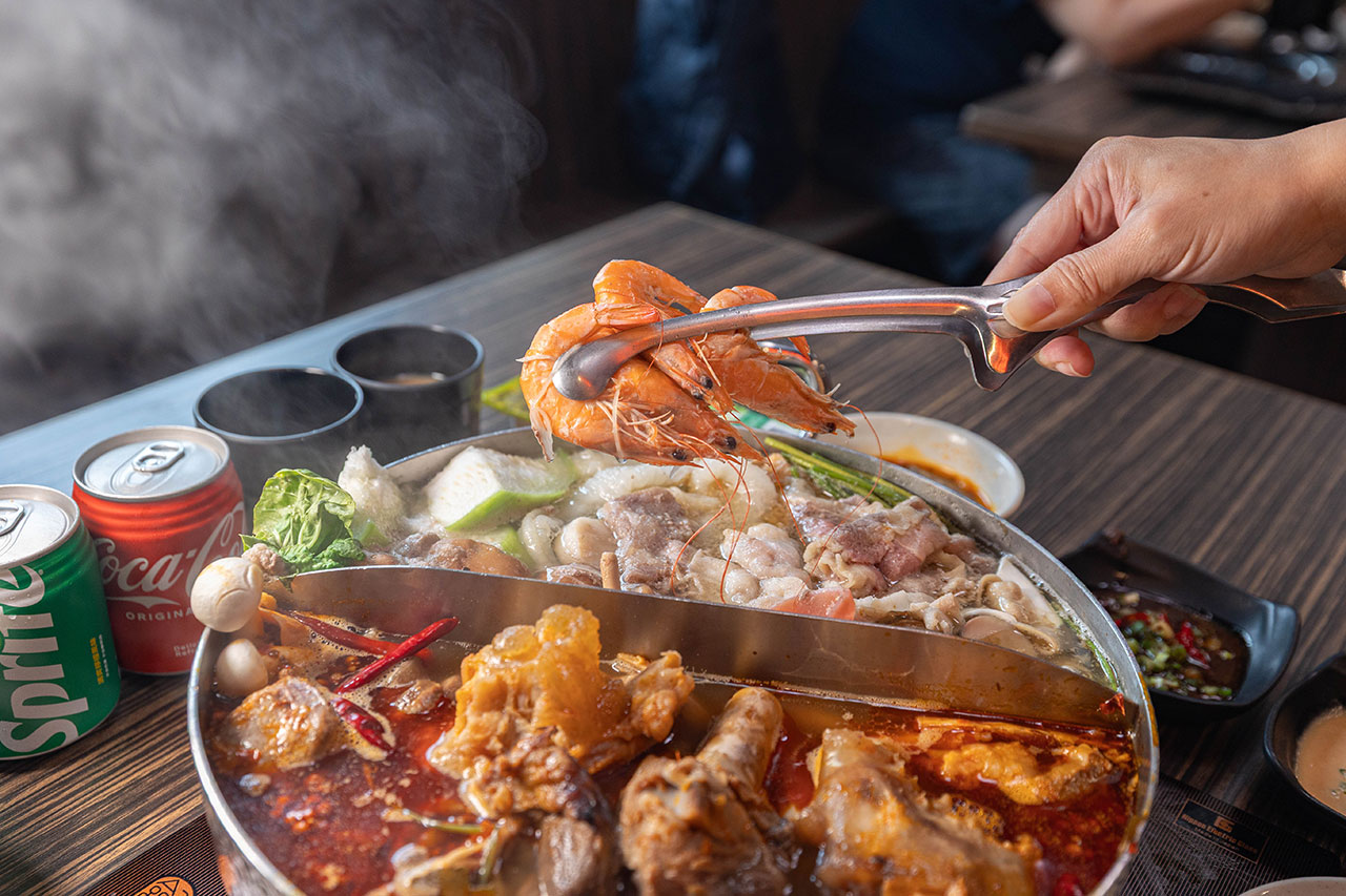 牛羊爭霸 八德店｜肉控必訪超狂桃園吃到飽火鍋，將近100樣食材牛豬羊海鮮一次吃個夠！ 還有甜點冰品自助吧，桃園八德羊肉爐推薦！