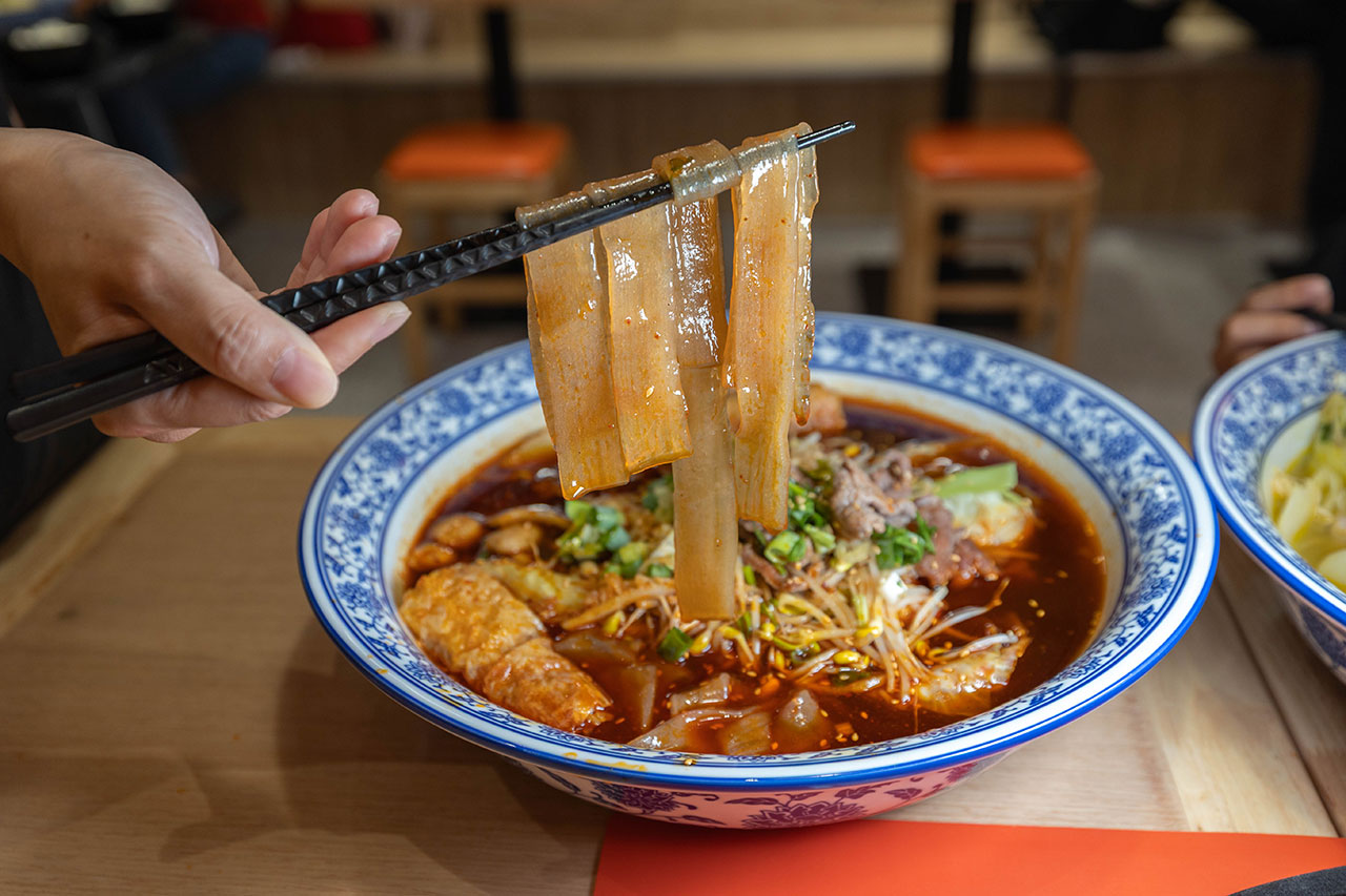 冒香香一中店，比臉大巨無霸川菜鍋物，紅油冒菜鍋香辣湯底14豐富配料讓你一次大飽口福，台中北區美食推薦