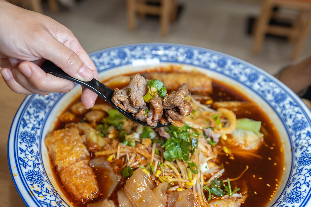 冒香香一中店，比臉大巨無霸川菜鍋物，紅油冒菜鍋香辣湯底14豐富配料讓你一次大飽口福，台中北區美食推薦