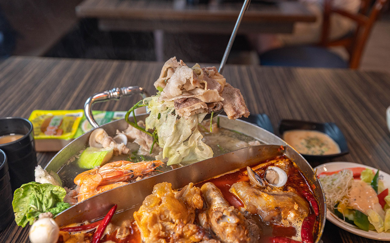 牛羊爭霸 八德店｜肉控必訪超狂桃園吃到飽火鍋，將近100樣食材牛豬羊海鮮一次吃個夠！ 還有甜點冰品自助吧，桃園八德羊肉爐推薦！