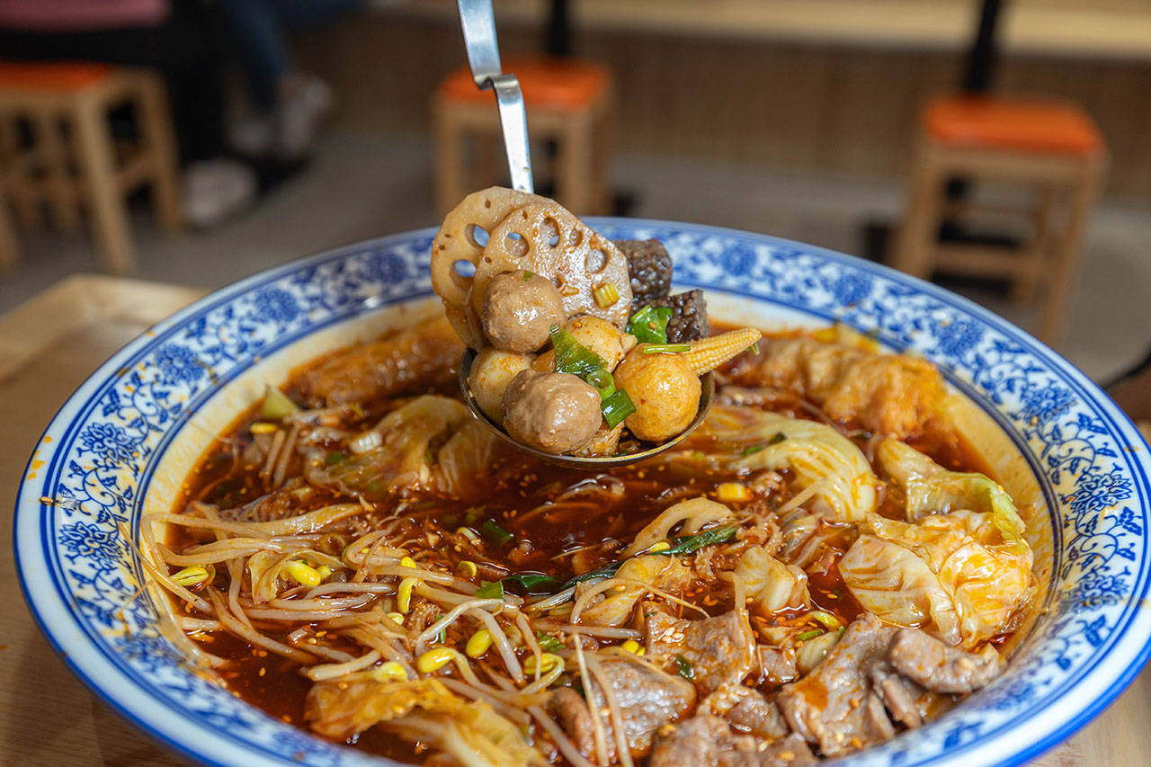 冒香香一中店，比臉大巨無霸川菜鍋物，紅油冒菜鍋香辣湯底14豐富配料讓你一次大飽口福，台中北區美食推薦