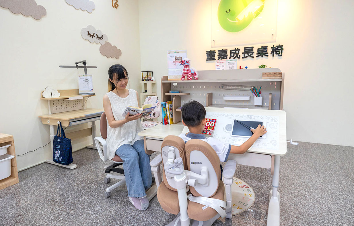 兒童家具推薦 》童嘉成長桌椅讓孩子愛上學習！全職媽咪實地開箱：親手摸到極致作工細節與頂規包覆材質，打造自主專注的舒適空間！