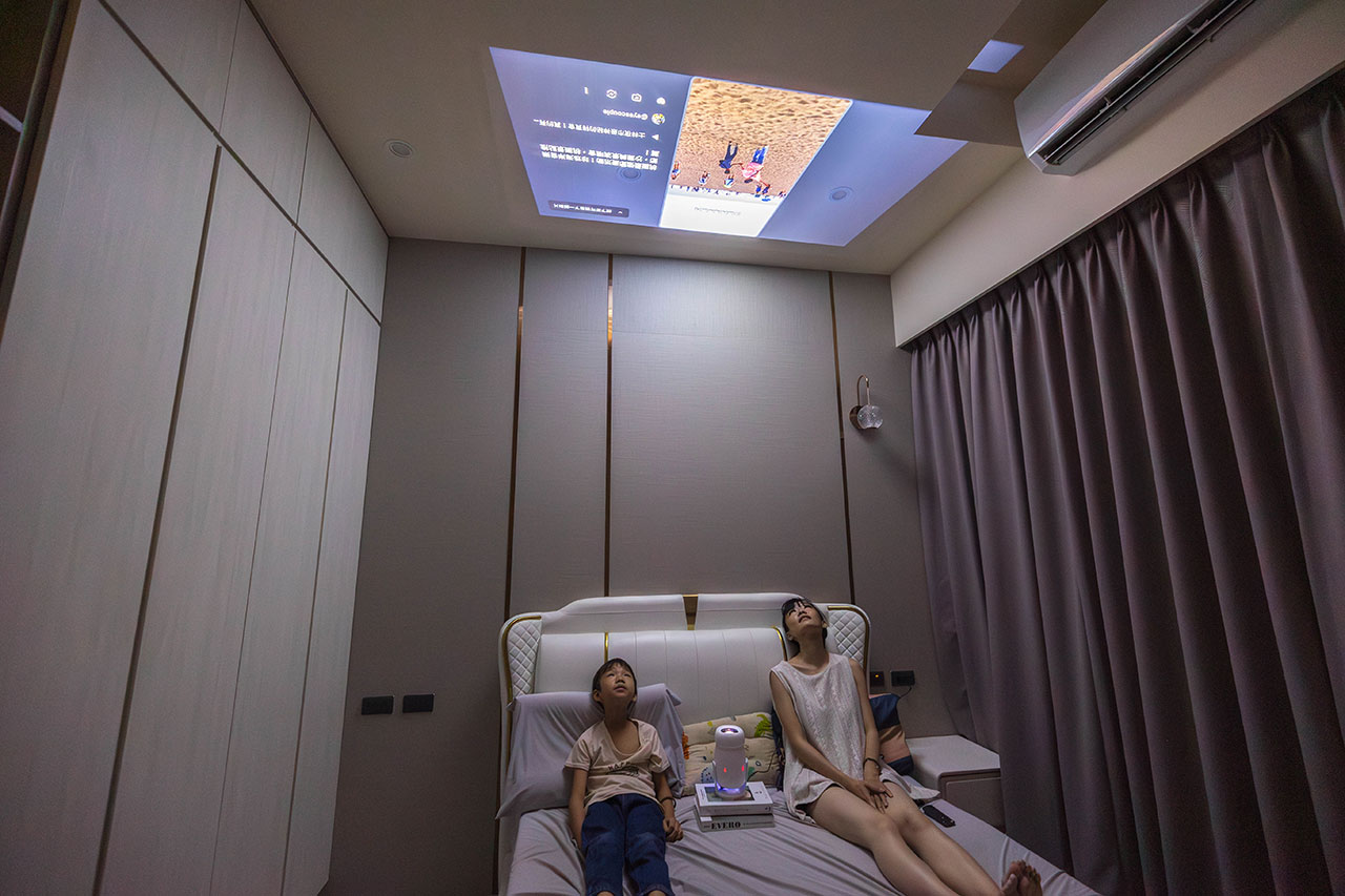 KOCA Joy Lite 1 樂趣機｜超輕巧投影機推薦1080p高畫質，你的百吋行動電影院，內建Android隨開即用！ Netflix 、Disney+、YouTube立即連線看到爽！
