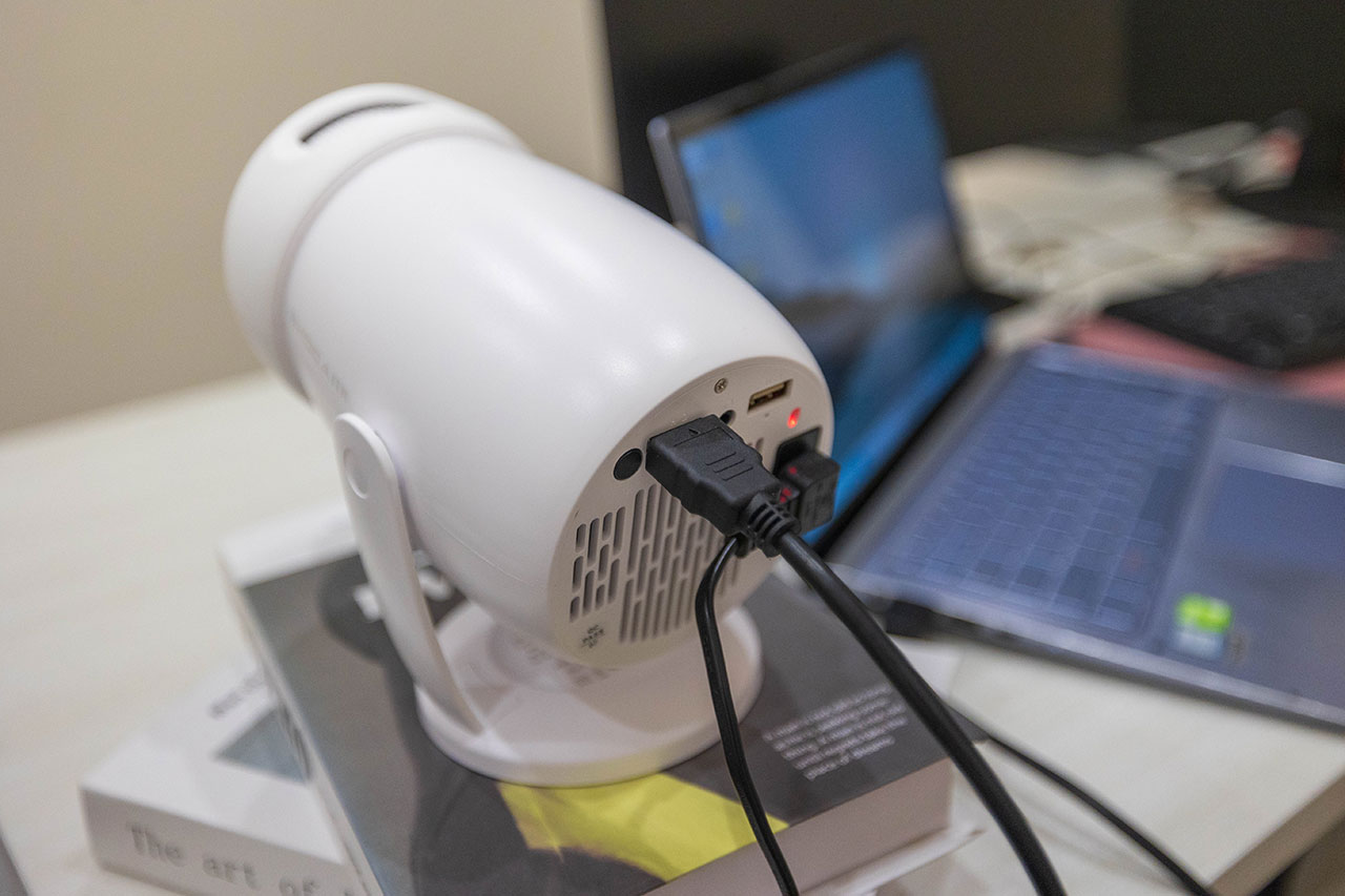 KOCA Joy Lite 1 樂趣機｜超輕巧投影機推薦1080p高畫質，你的百吋行動電影院，內建Android隨開即用！ Netflix 、Disney+、YouTube立即連線看到爽！