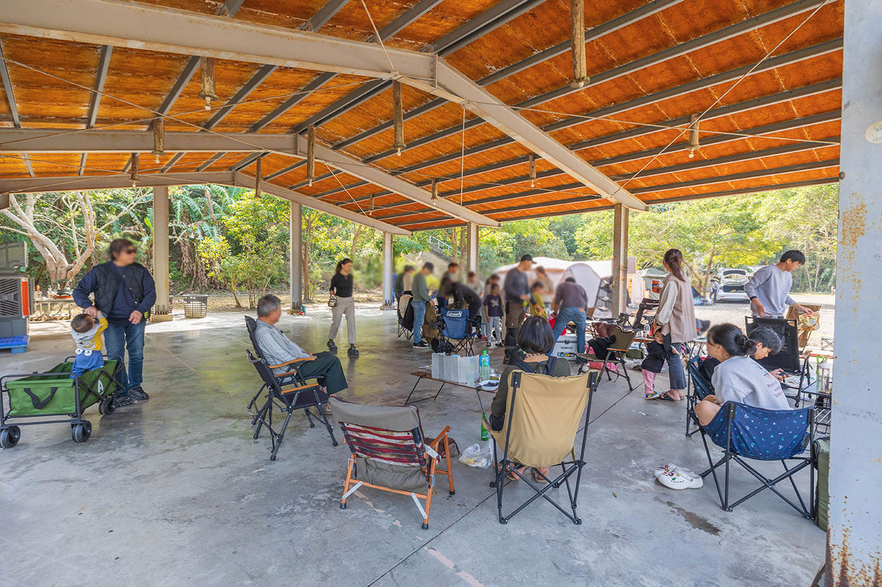 不遠山莊｜苗栗三義超美台灣合掌村，露營野奢營火烤肉聚餐，跳跳床、滑梯，超美鹿角咖啡吃喝玩樂一次滿足！2026苗栗景點推薦