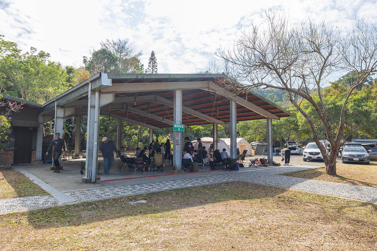 不遠山莊｜苗栗三義超美台灣合掌村，露營野奢營火烤肉聚餐，跳跳床、滑梯，超美鹿角咖啡吃喝玩樂一次滿足！2026苗栗景點推薦