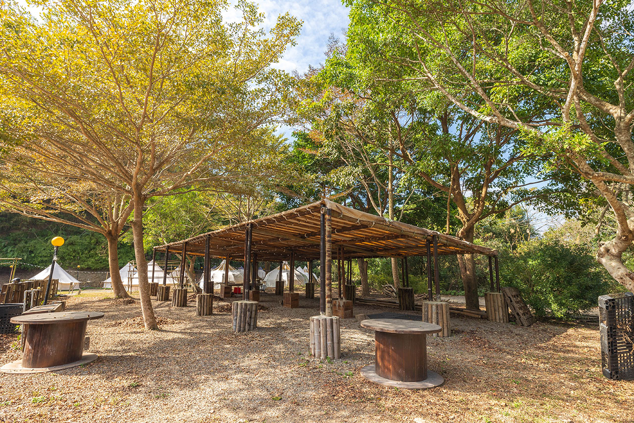 不遠山莊｜苗栗三義超美台灣合掌村，露營野奢營火烤肉聚餐，跳跳床、滑梯，超美鹿角咖啡吃喝玩樂一次滿足！2026苗栗景點推薦