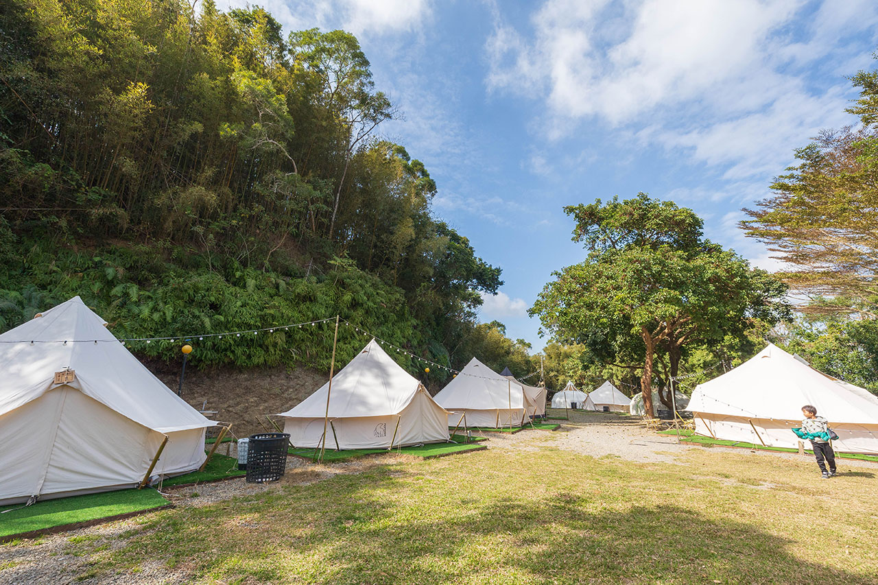 不遠山莊｜苗栗三義超美台灣合掌村，露營野奢營火烤肉聚餐，跳跳床、滑梯，超美鹿角咖啡吃喝玩樂一次滿足！2026苗栗景點推薦