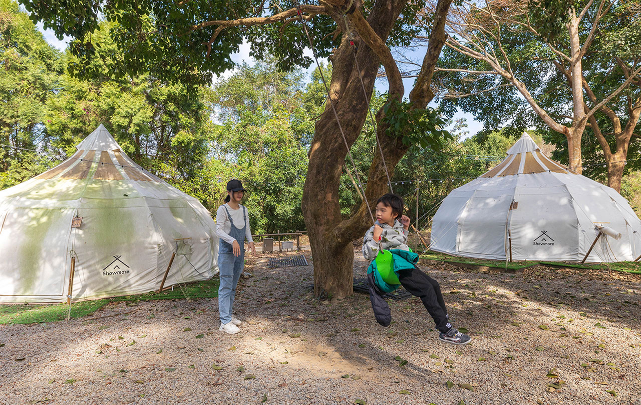 不遠山莊｜苗栗三義超美台灣合掌村，露營野奢營火烤肉聚餐，跳跳床、滑梯，超美鹿角咖啡吃喝玩樂一次滿足！2026苗栗景點推薦