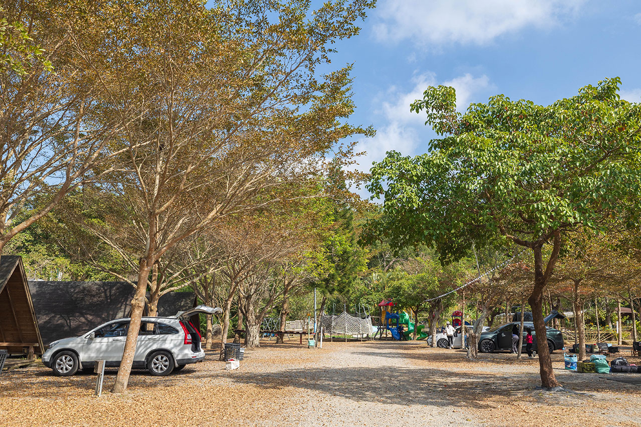 不遠山莊｜苗栗三義超美台灣合掌村，露營野奢營火烤肉聚餐，跳跳床、滑梯，超美鹿角咖啡吃喝玩樂一次滿足！2026苗栗景點推薦